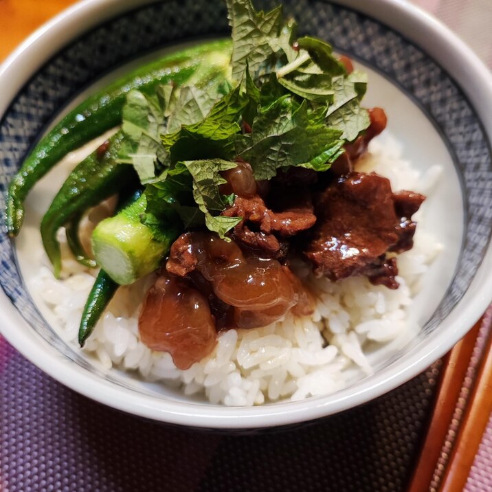 野菜ソテーとくじら大和煮缶の丼